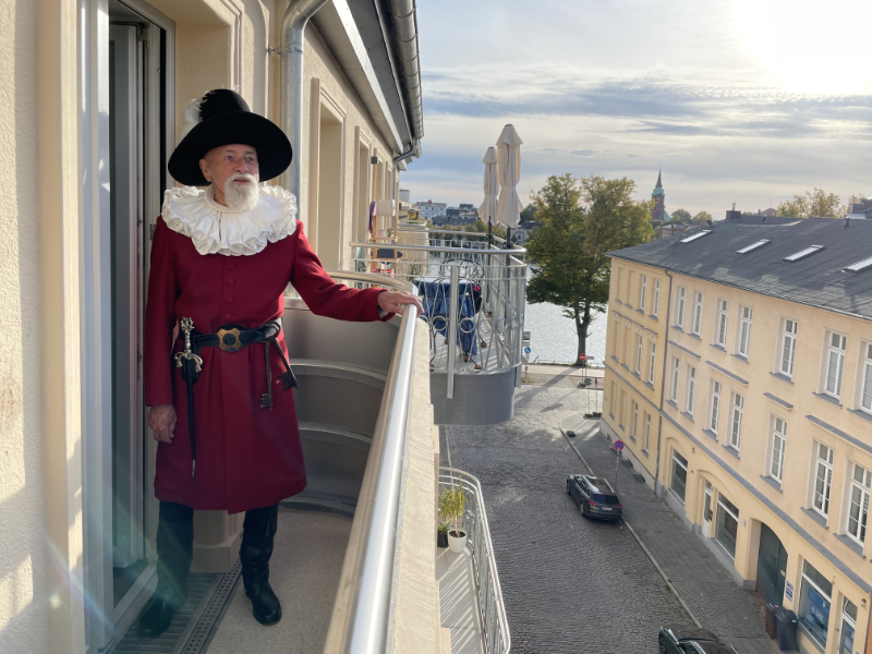 Das Petermännchen besichtigt die Residenzen am Pfaffenteich und ist begeistert von der Aussicht